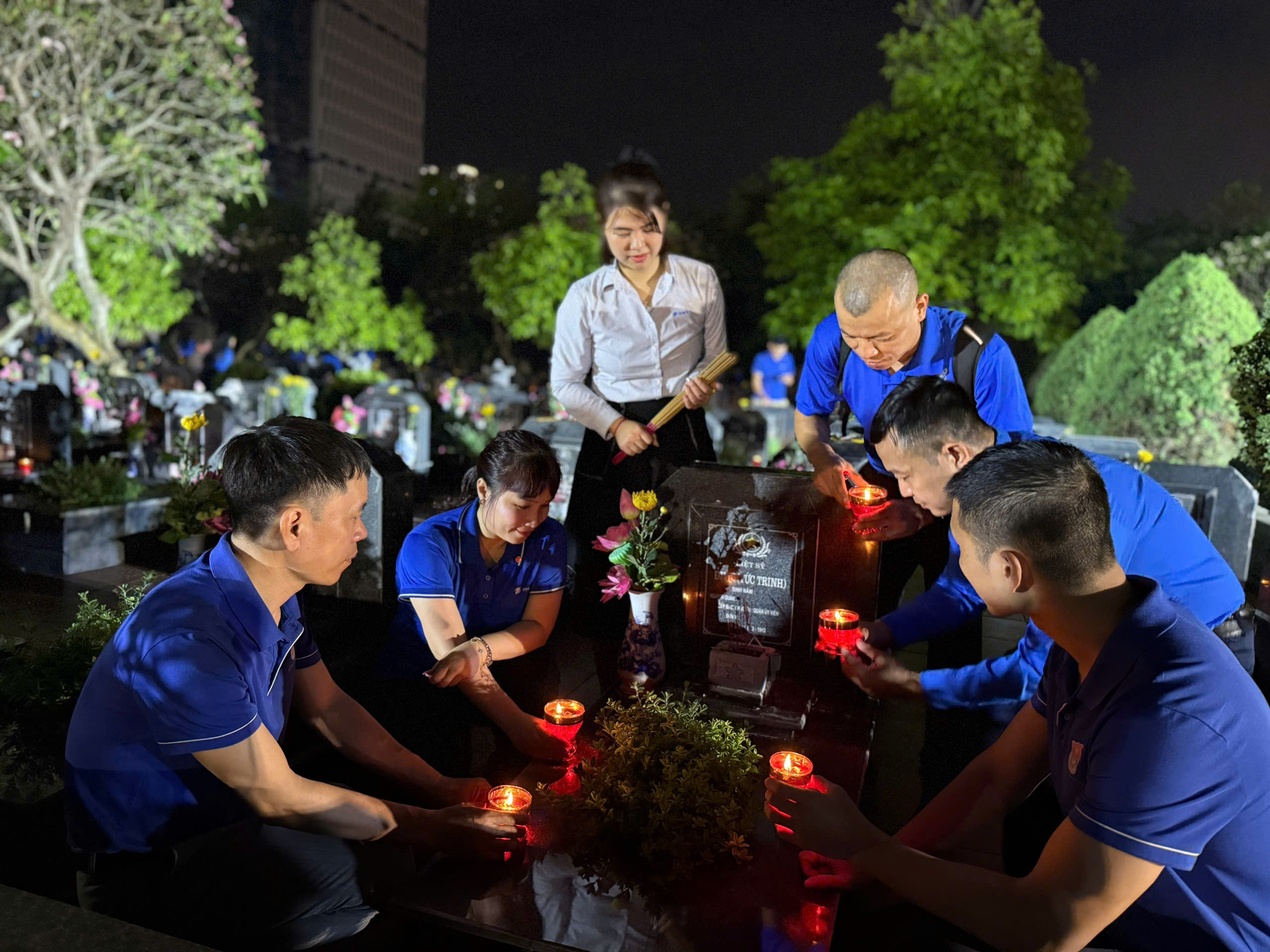 Đoàn Thanh niên VNPT Hà Nội cùng tuổi trẻ Thủ đô thắp nến tri ân các Anh hùng liệt sĩ.