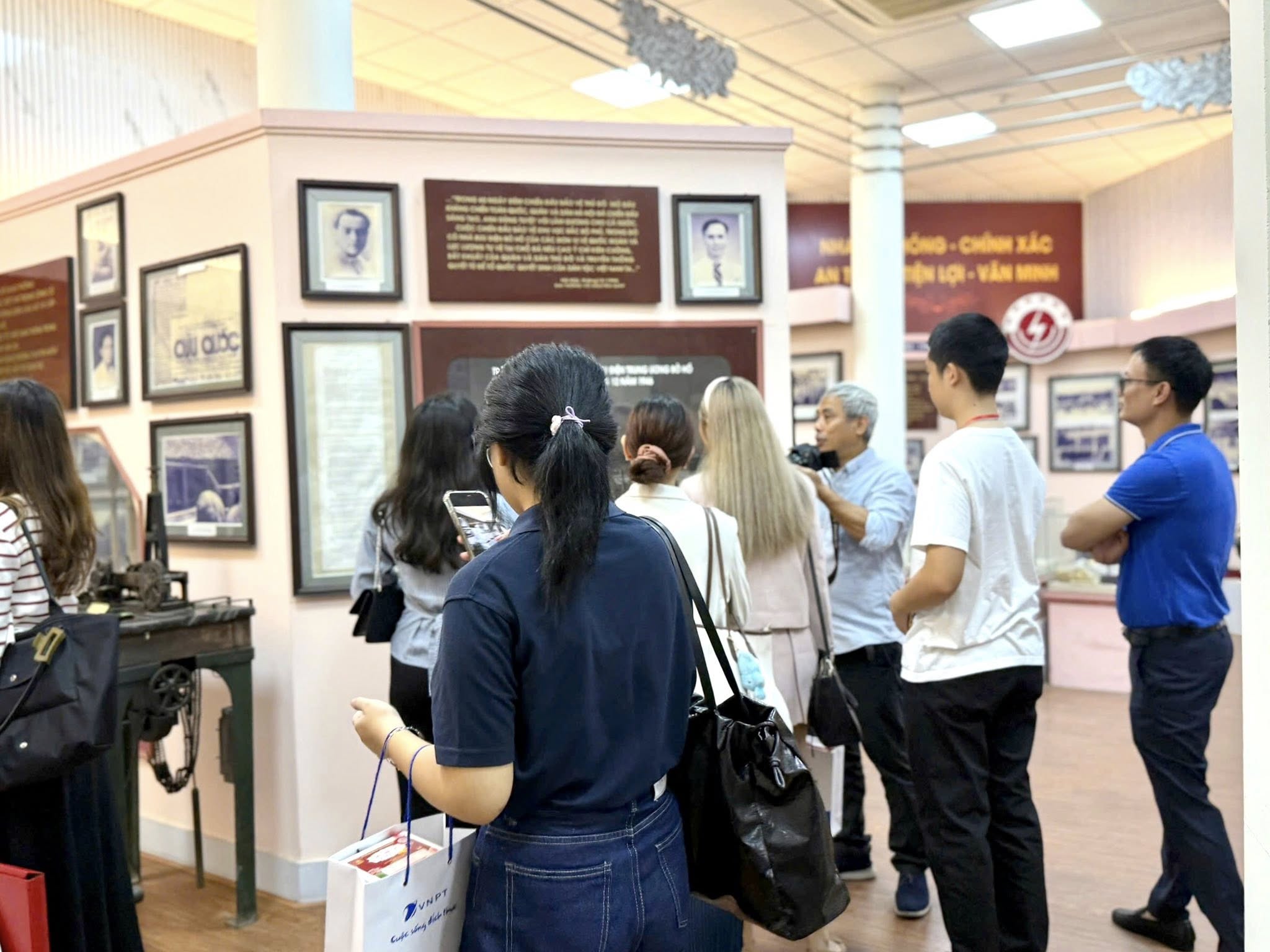 Trong khuôn khổ chương trình, Đoàn đại biểu Thanh niên Thái Lan đã đến thăm Phòng Truyền thống Bưu điện Hà Nội, nơi lưu giữ những giá trị truyền thống lịch sử 80 năm dựng xây và phát triển của ngành Bưu chính Viễn thông Việt Nam tại Thủ đô