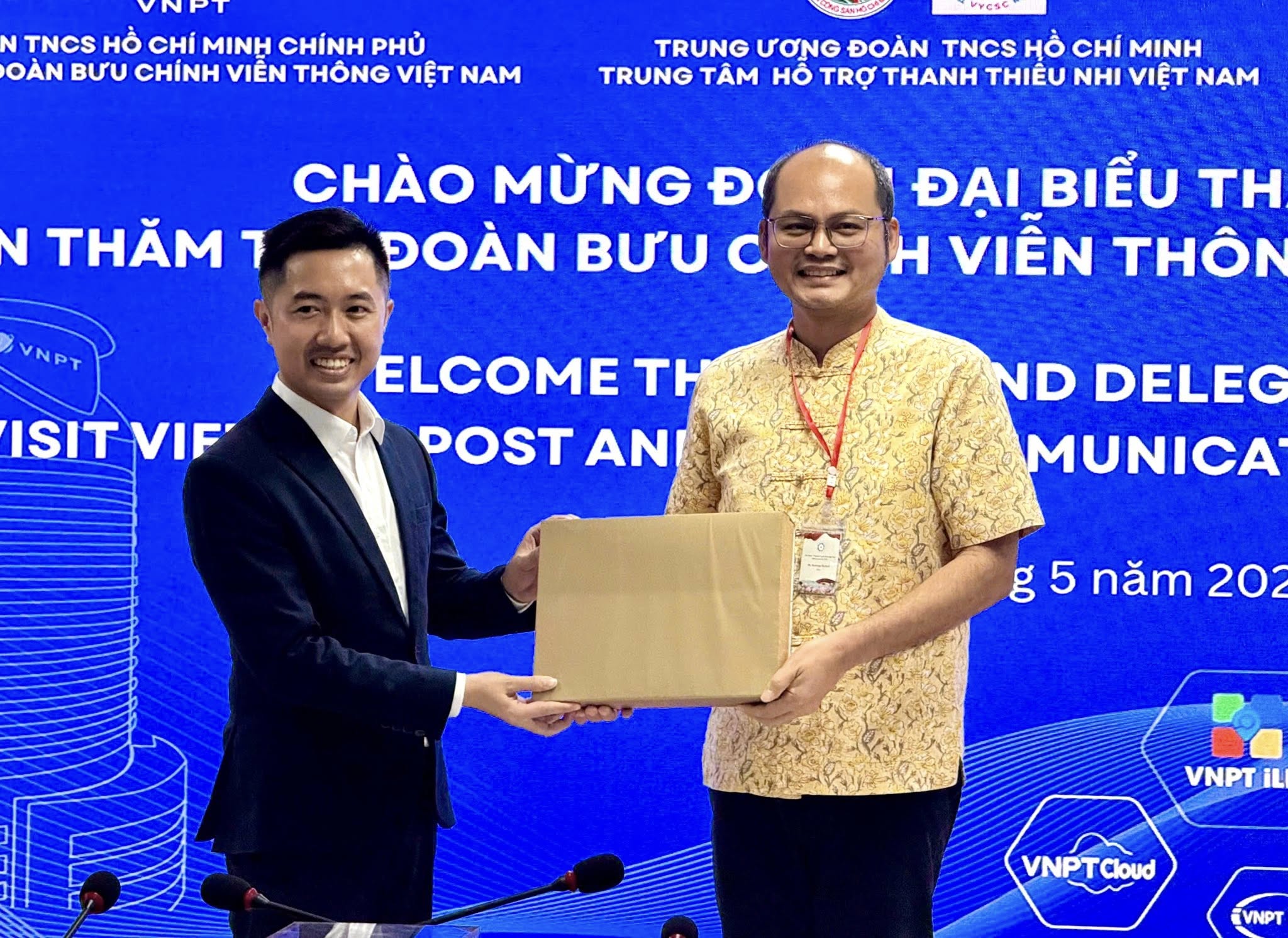 Tại buổi gặp gỡ, Đoàn Thanh niên VNPT, Đoàn Thanh niên VNPT Hà Nội và Đoàn đại biểu Thái Lan cũng dành tặng cho nhau những món quà lưu niệm ý nghĩa, mang hương vị quê hương Thái Lan, Việt Nam và Hà Nội.