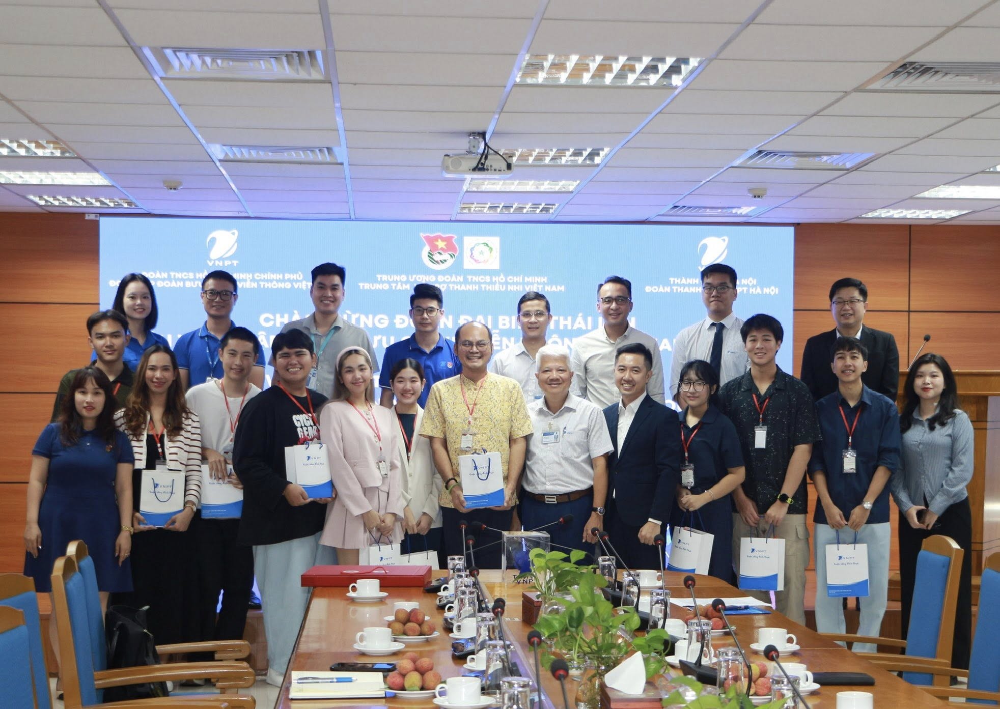 Tại buổi gặp gỡ, Đoàn Thanh niên VNPT, Đoàn Thanh niên VNPT Hà Nội và Đoàn đại biểu Thái Lan cũng dành tặng cho nhau những món quà lưu niệm ý nghĩa, mang hương vị quê hương Thái Lan, Việt Nam và Hà Nội.