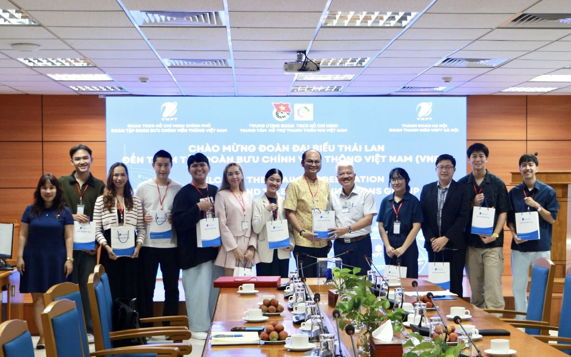 Tại buổi gặp gỡ, Đoàn Thanh niên VNPT, Đoàn Thanh niên VNPT Hà Nội và Đoàn đại biểu Thái Lan cũng dành tặng cho nhau những món quà lưu niệm ý nghĩa, mang hương vị quê hương Thái Lan, Việt Nam và Hà Nội.