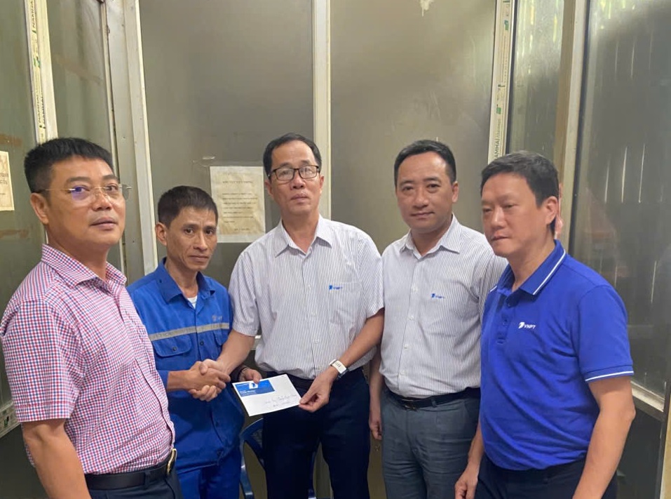 Lãnh đạo chuyên môn và công đoàn TTVT2 tặng quà, thăm hỏi các gia đình khó khăn nhân Tháng Công nhân 2025
