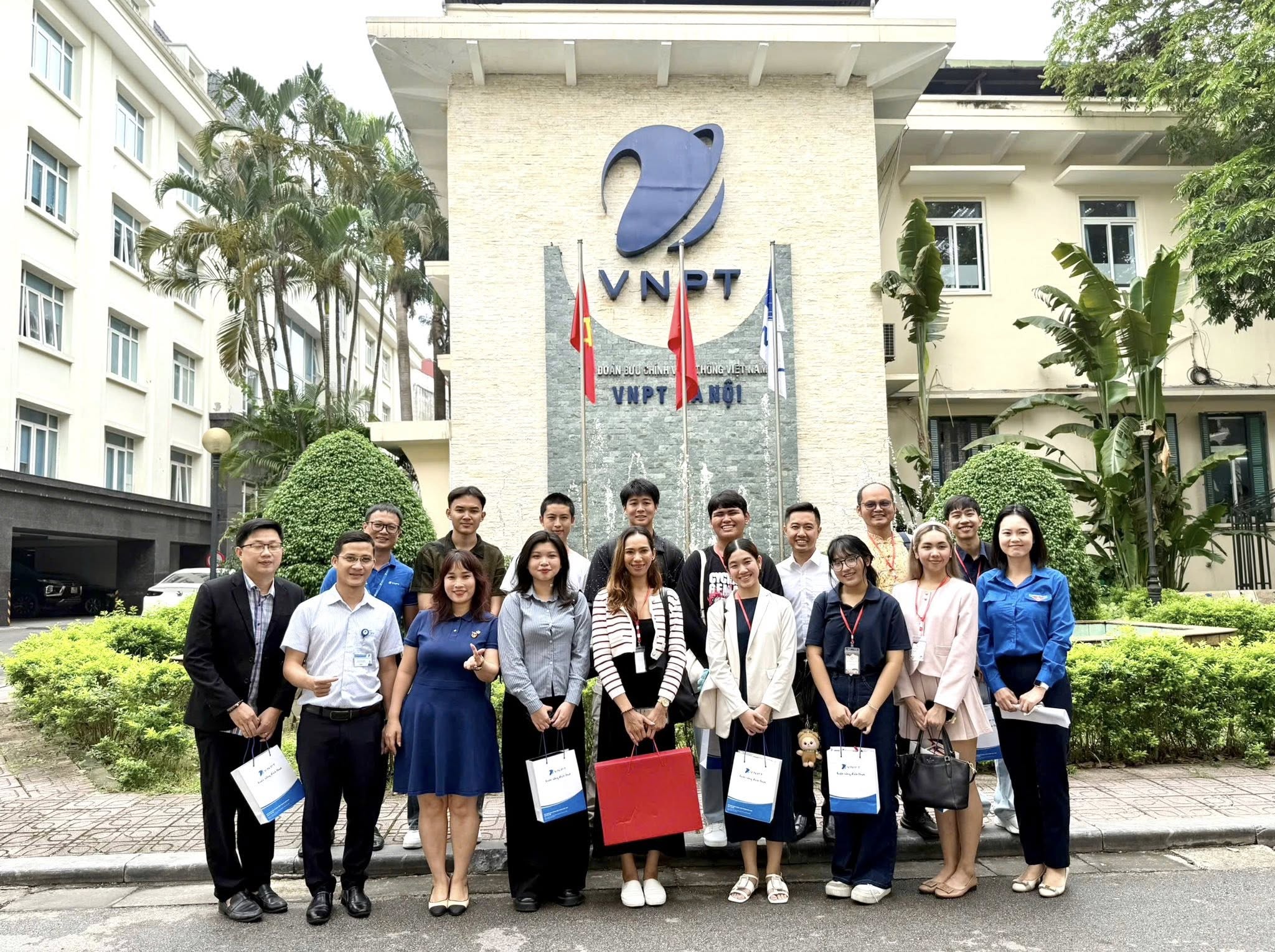 Sáng 28/5/2025, Đoàn Thanh niên Tập đoàn VNPT, phối hợp với Trung tâm Hỗ trợ Thanh thiếu nhi Việt Nam và Đoàn Thanh niên VNPT Hà Nội trang trọng tổ chức đón tiếp đoàn đại biểu Thái Lan đến thăm, làm việc và tìm hiểu về Tập đoàn VNPT tại trụ sở 75 Đin