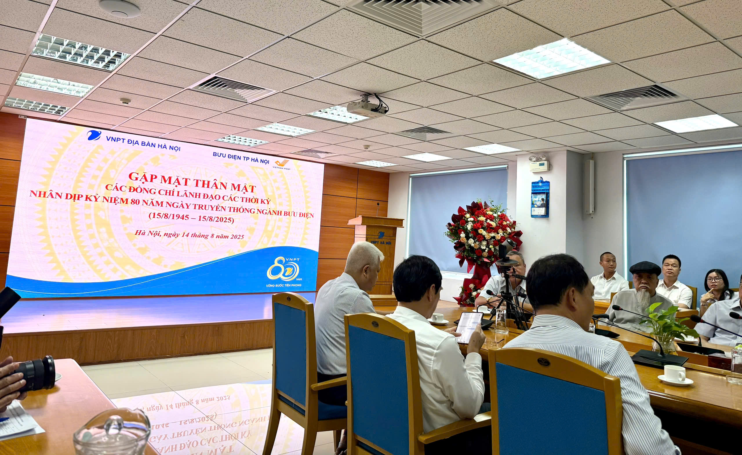 Gặp mặt các đồng chí lãnh đạo Bưu điện Hà Nội, VNPT Hà Nội qua các thời kỳ nhân dịp 80 năm ngày truyền thống ngành.