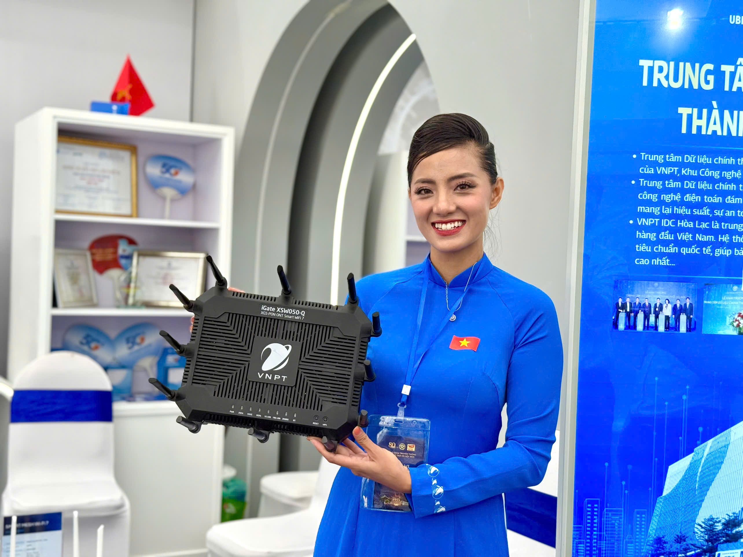 Gian hàng VNPT Hà Nội trưng bày các sản phẩm, thiết bị dịch vụ VT-CNTT đã được công nhận là những sản phẩm dịch vụ công nghệ tiêu biểu