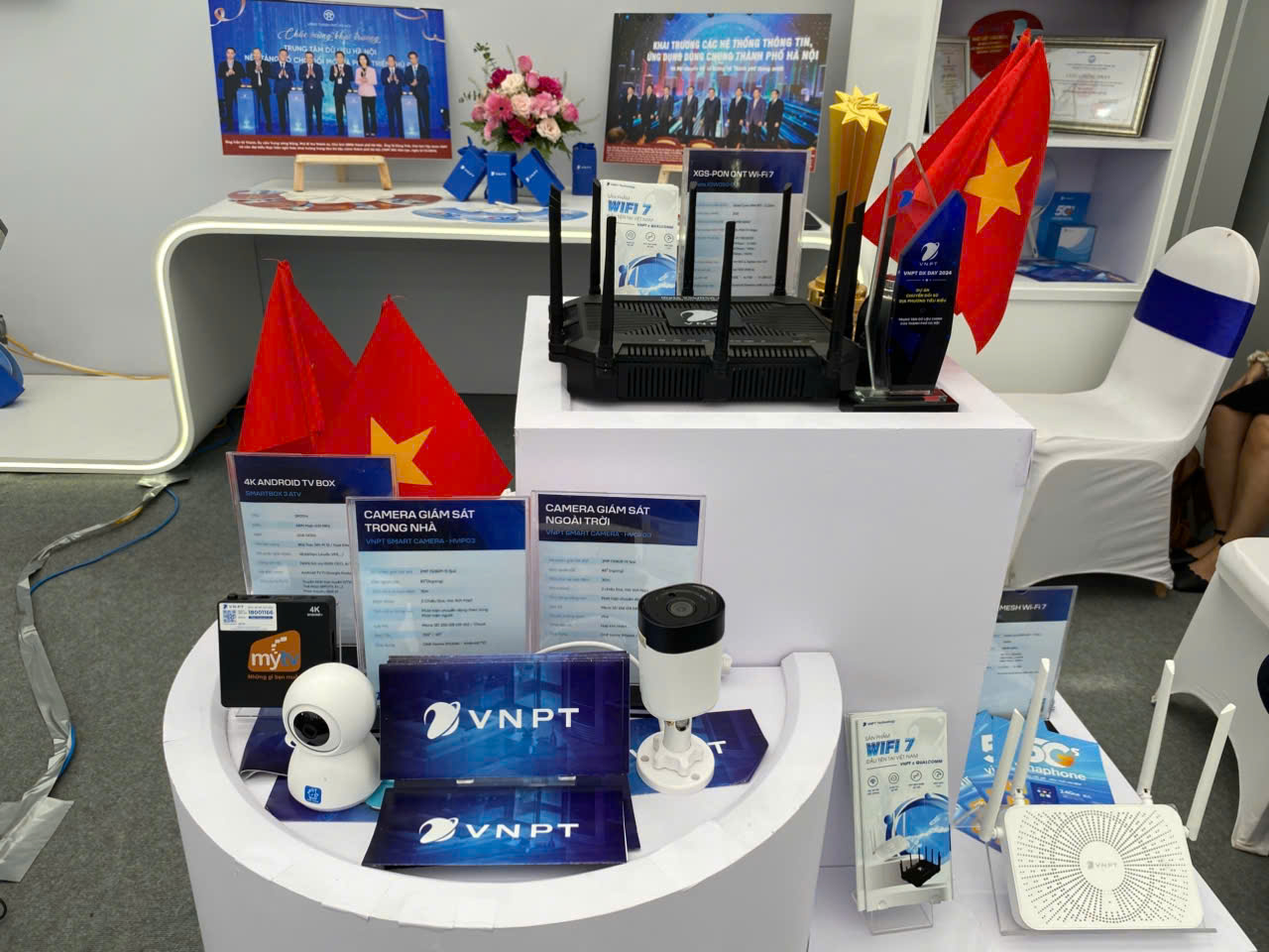 Gian hàng VNPT Hà Nội trưng bày các sản phẩm, thiết bị dịch vụ VT-CNTT đã được công nhận là những sản phẩm dịch vụ công nghệ tiêu biểu