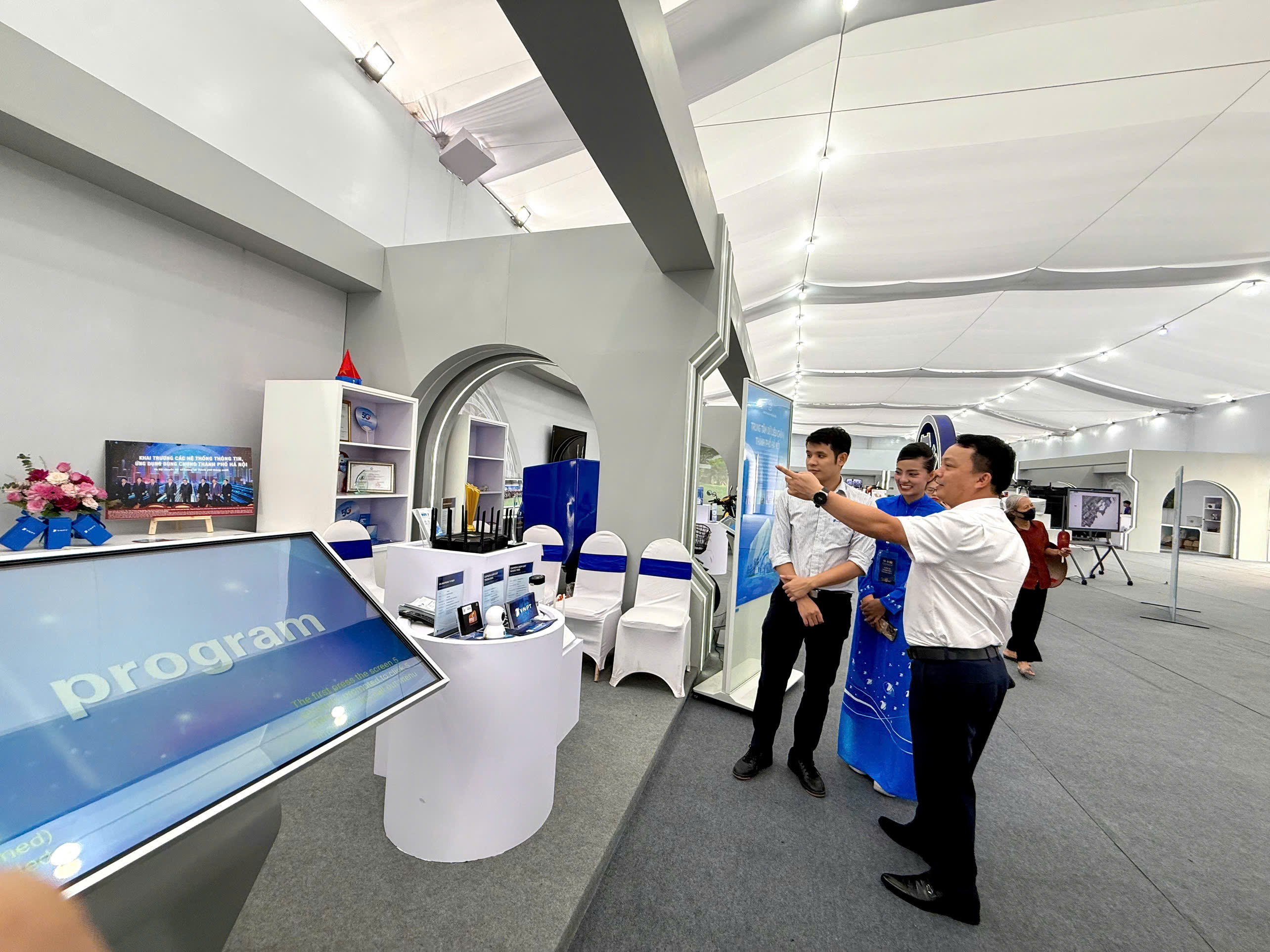 với sự tham gia của 34 tỉnh, thành phố, 28 bộ, ngành, cùng hơn 230 gian hàng của 106 doanh nghiệp nhà nước và tư nhân.