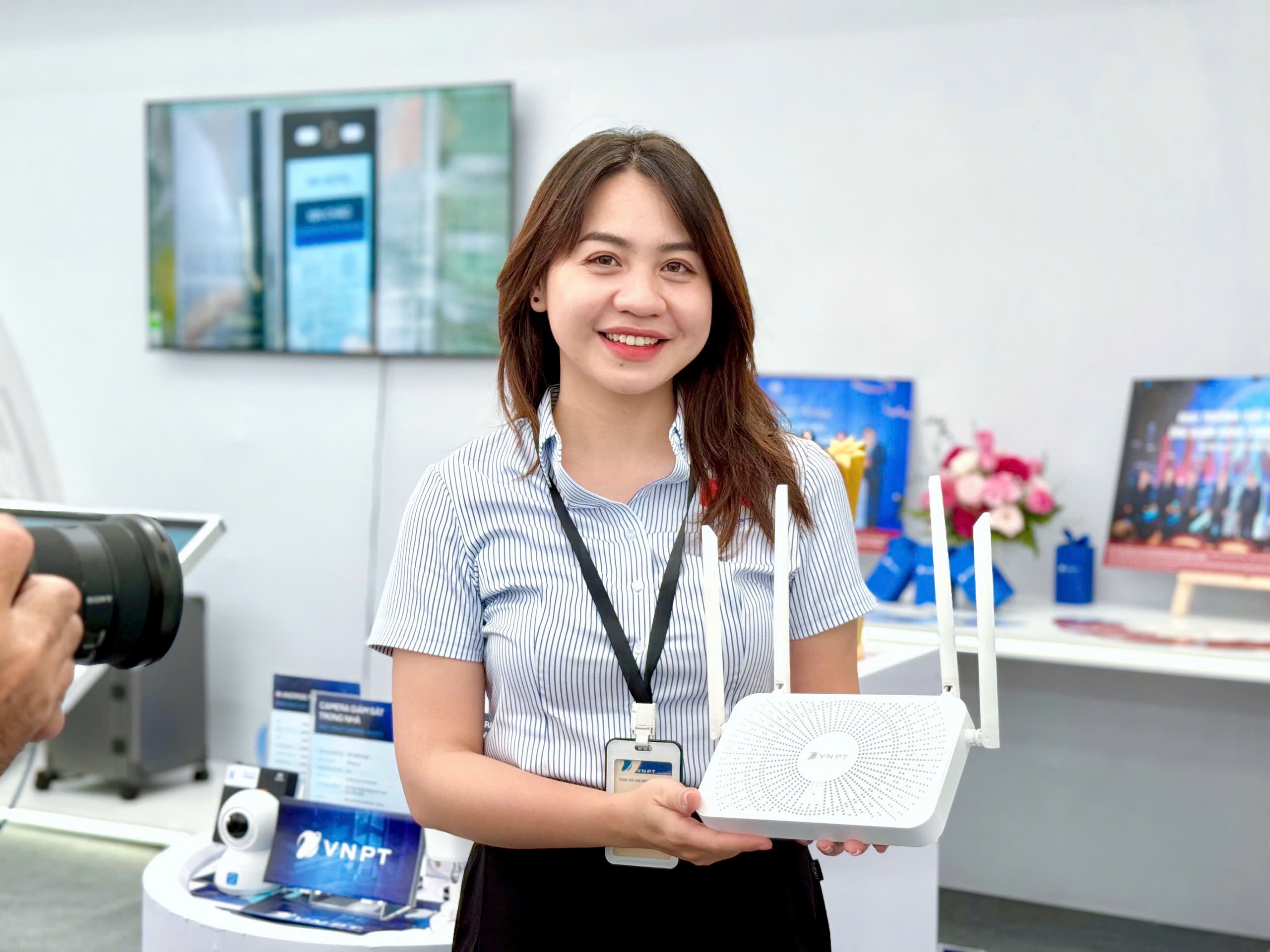 Gian hàng VNPT Hà Nội trưng bày các sản phẩm, thiết bị dịch vụ VT-CNTT đã được công nhận là những sản phẩm dịch vụ công nghệ tiêu biểu