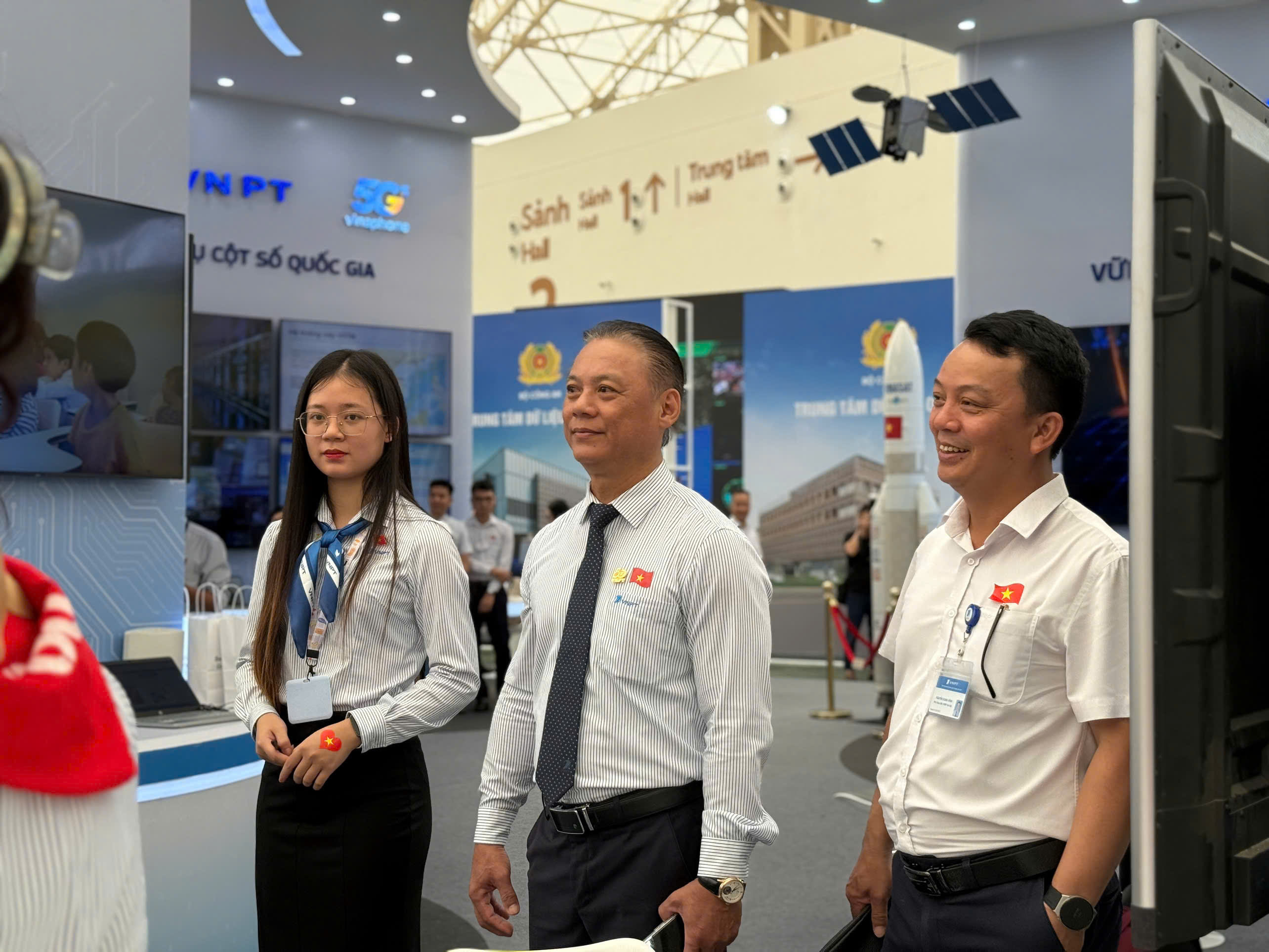 Tại gian hàng VNPT, nội dung triển lãm tập trung giới thiệu hành trình 80 năm xây dựng và phát triển của VNPT theo suốt chiều dài lịch sử của đất nước trên các lĩnh vực từ bưu chính viễn thông, đến công nghệ thông tin và chuyển đổi số.