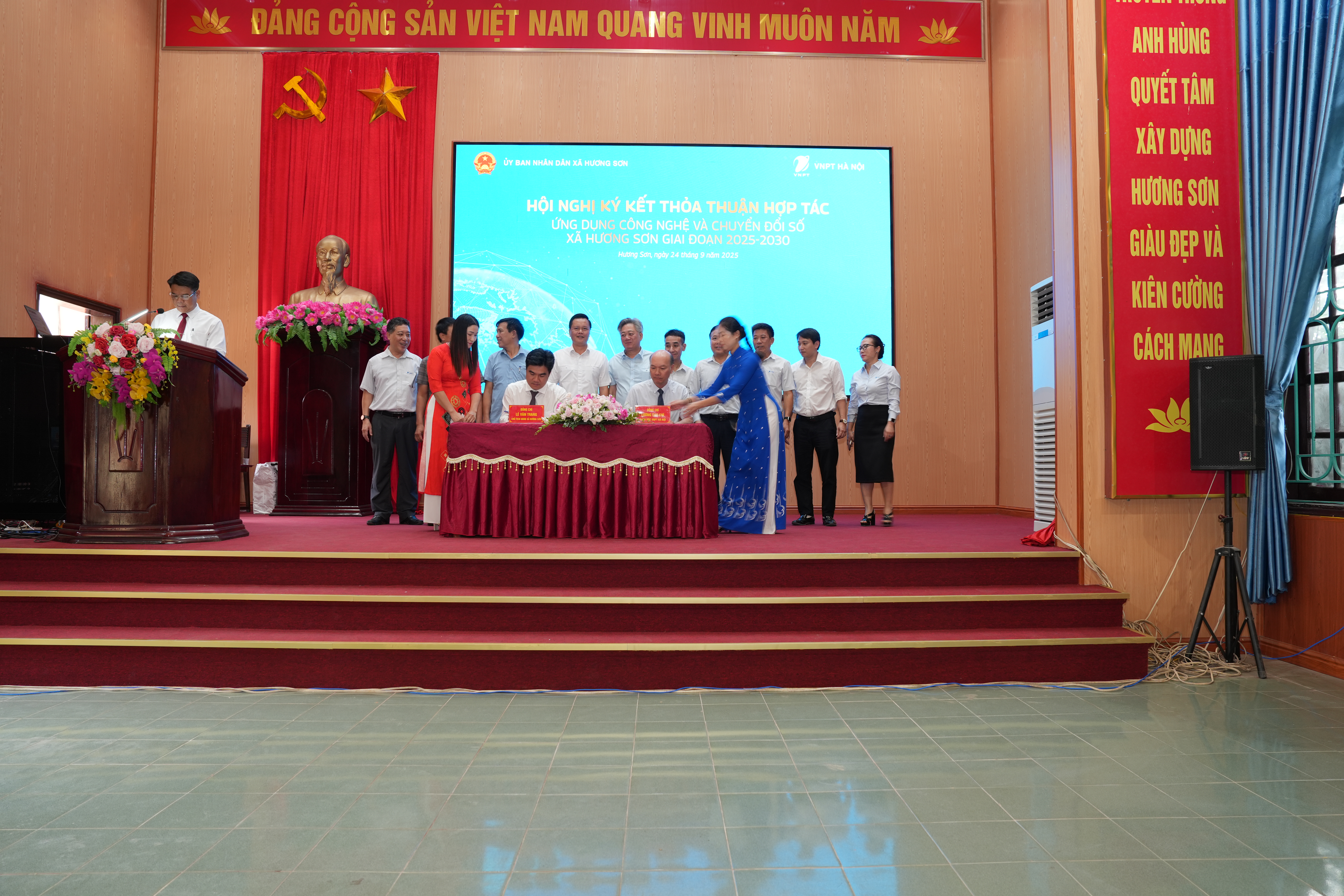 VNPT Hà Nội và UBND xã Hương Sơn ký kết thỏa thuận hợp tác chuyển đổi số giai đoạn 2025-2030