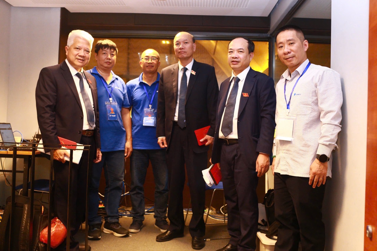 Các đ/c Lương Cao Chí - Bí thư Đảng bộ, Giám đốc VNPT Hà Nội và các đ/c trong Đoàn đại biểu VNPT Hà Nội dự Đại hội đến thăm anh em kỹ thuật viên trực đảm bảo thông tin phục vụ Đại hội.