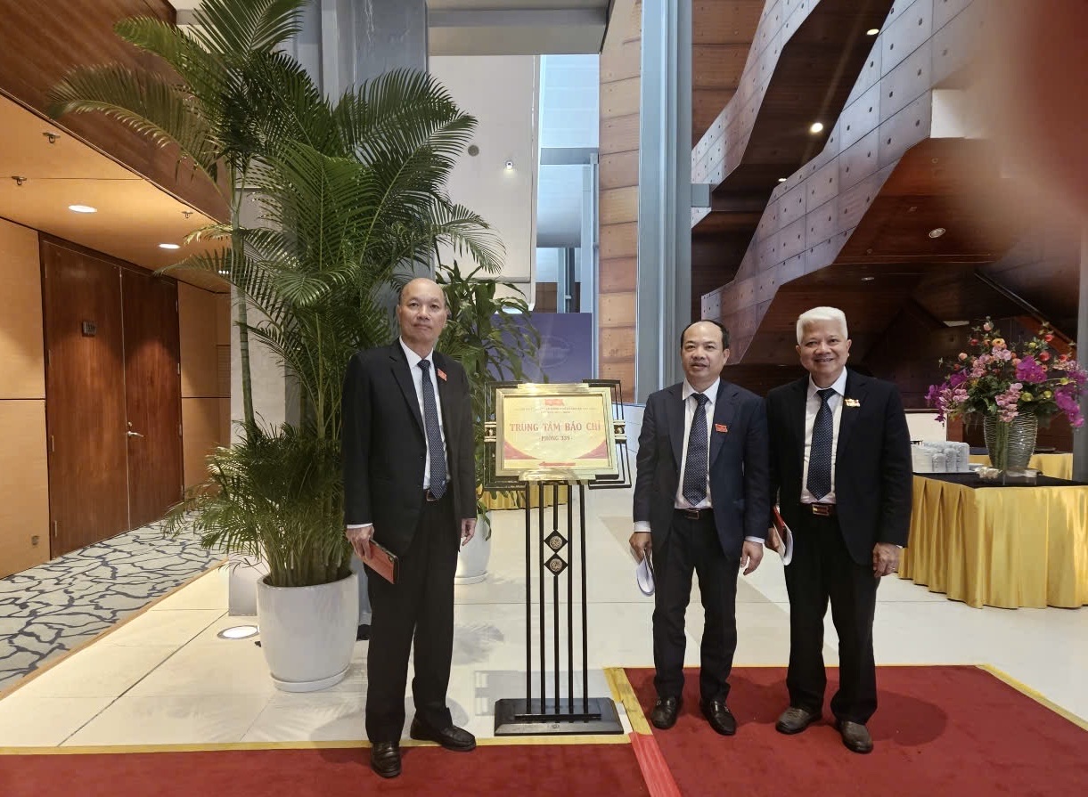Các đồng chí trong Đoàn đại biểu VNPT Hà Nội tham dự Đại hội Đảng bộ TP Hà Nội đến thăm Trung tâm Báo chí.