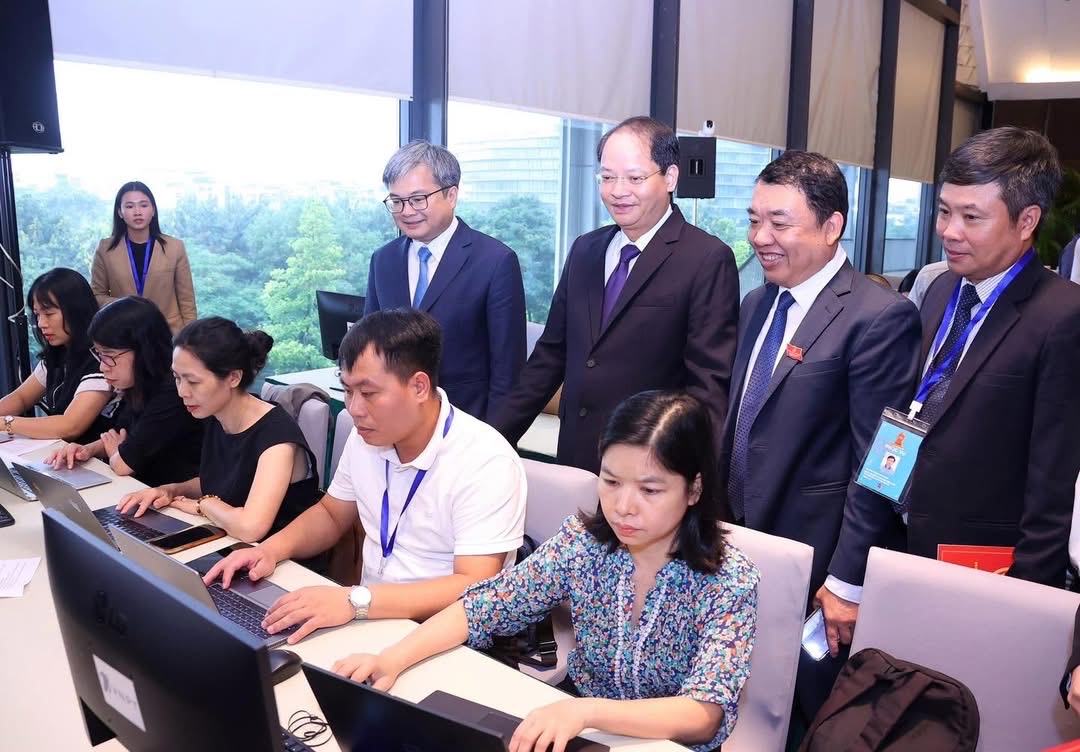 Ông Nguyễn Duy Nghiêm - PGĐ VNPT Hà Nội cùng các đại biểu và các phóng viên tác nghiệp tại lễ khai trương Trung tâm báo chí Đại hội Đảng.