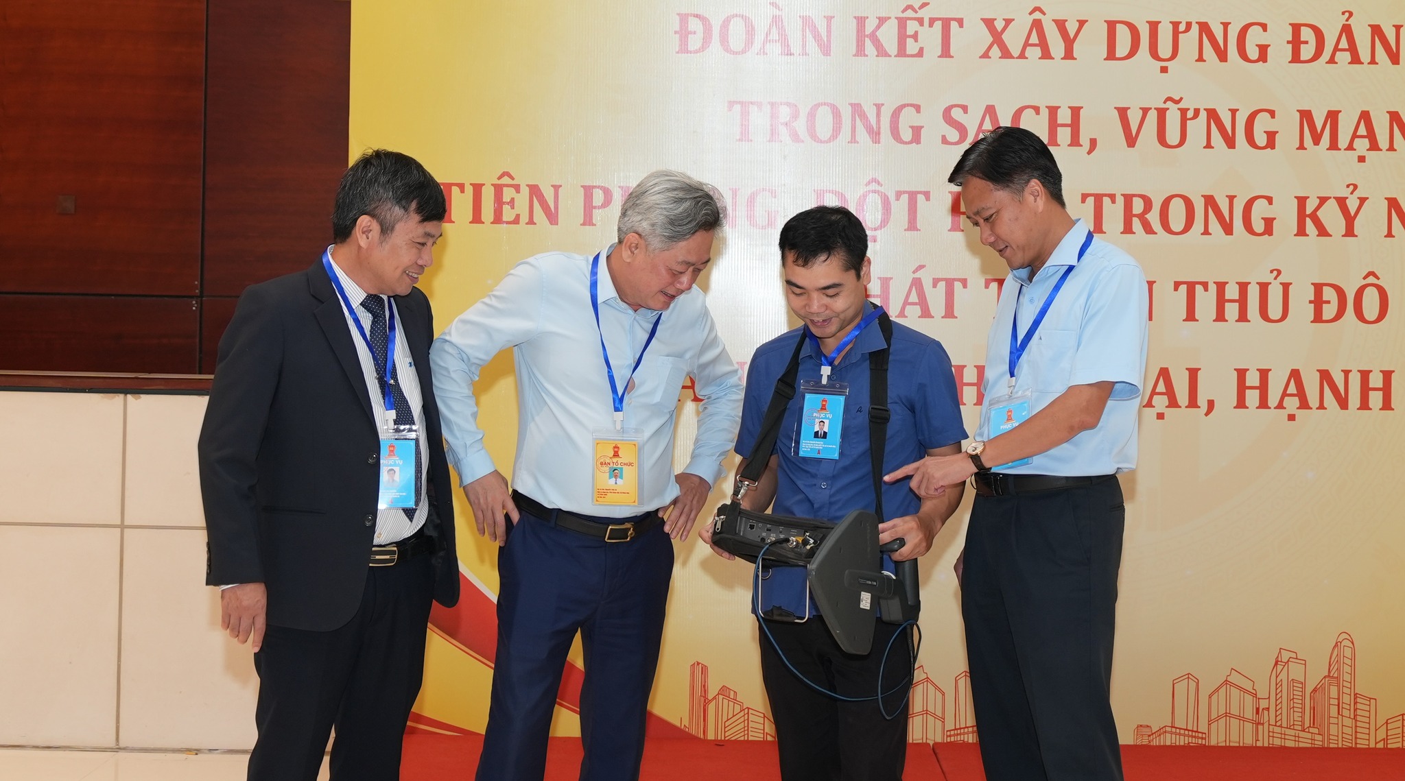 Các đồng chí lãnh đạo Sở KH CN TP Hà Nội và Cục Tần Số thực hiện đo kiểm chất lượng hệ thống mạng phục vụ Đại hội Đảng.