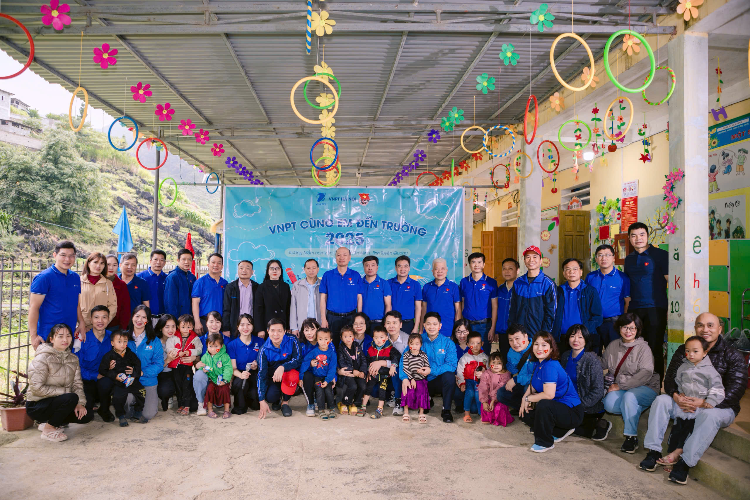 Chương trình VNPT cùng em đến trường năm 2025 .