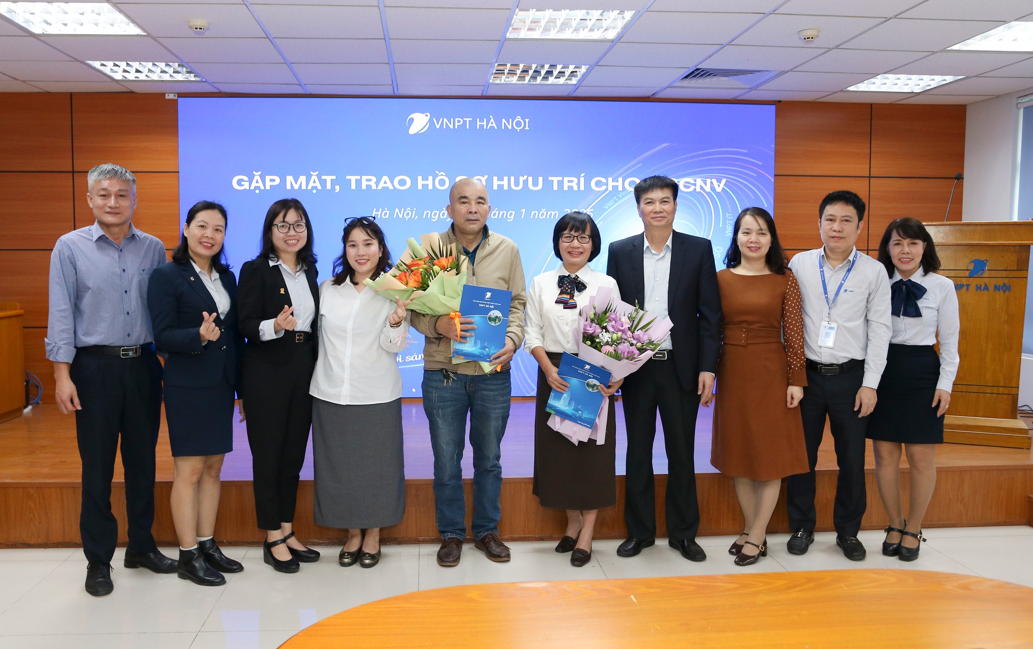 VNPT Hà Nội tổ chức gặp mặt, trao hồ sơ hưu trí cho CBCNV nghỉ hưu quý 1/2026