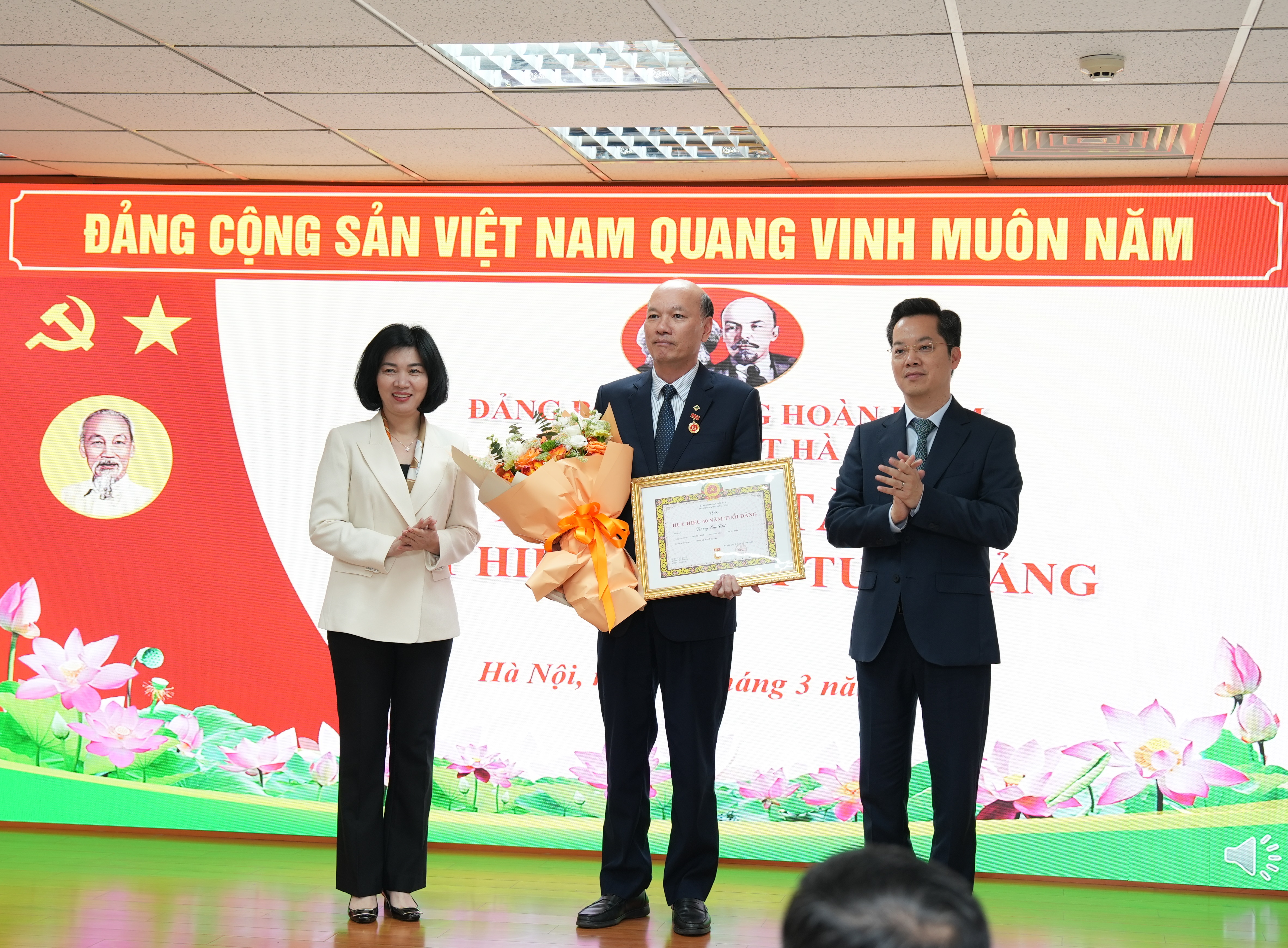 Đồng chí Lương Cao Chí – Bí thư Đảng ủy, Giám đốc VNPT Hà Nội được trao tặng Huy hiệu 40 năm tuổi Đảng.