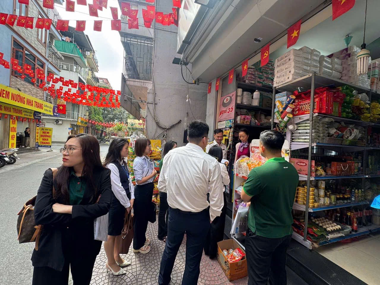 Nhân viên VNPT cunggf cán bộ Thuế cơ sở đến tận HKD hỗ trợ hướng dẫn chuyển đổi