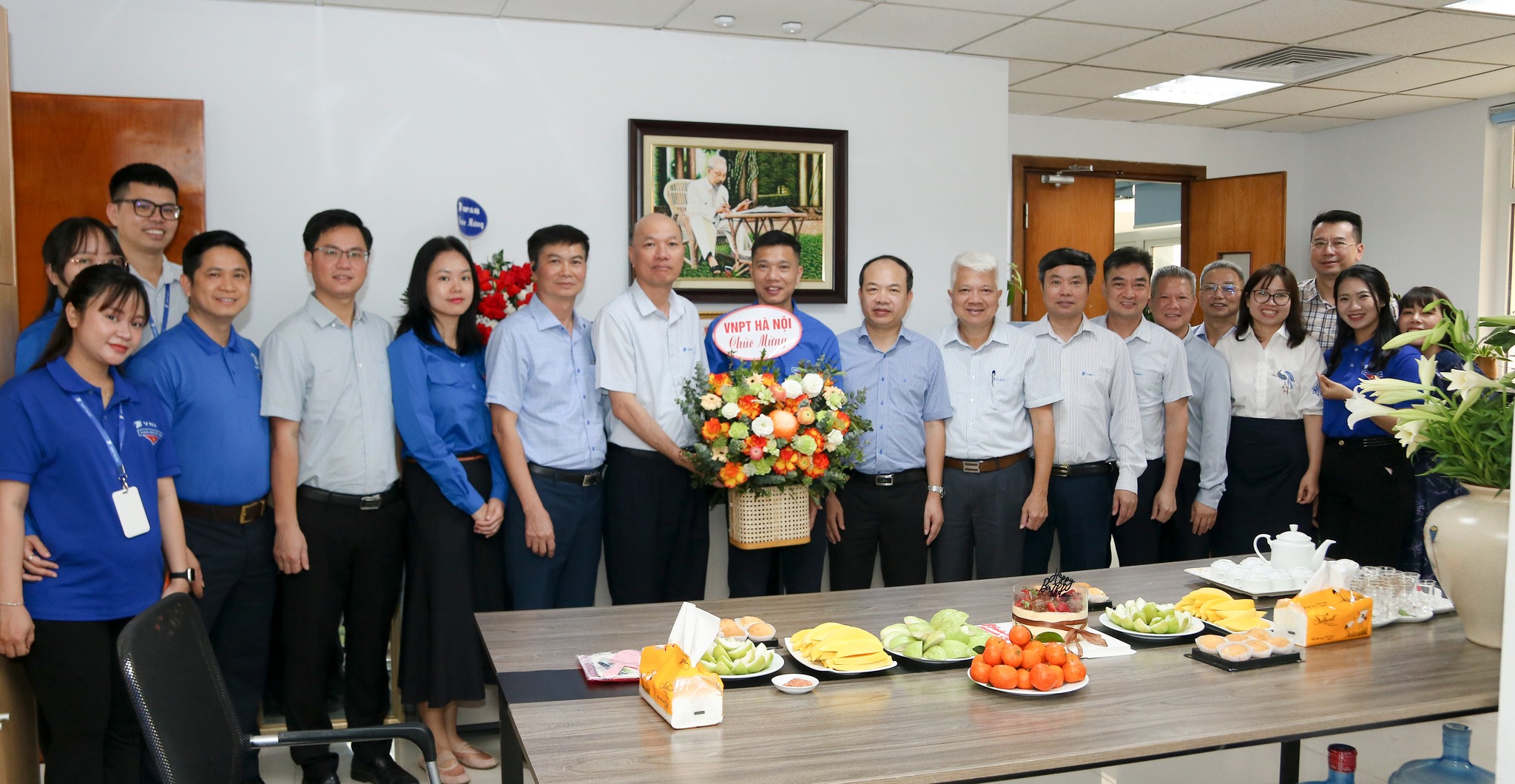 Lãnh đạo VNPT Hà Nội tặng hoa chúc mừng Ngày 26/3, tiếp lửa phong trào thanh niên