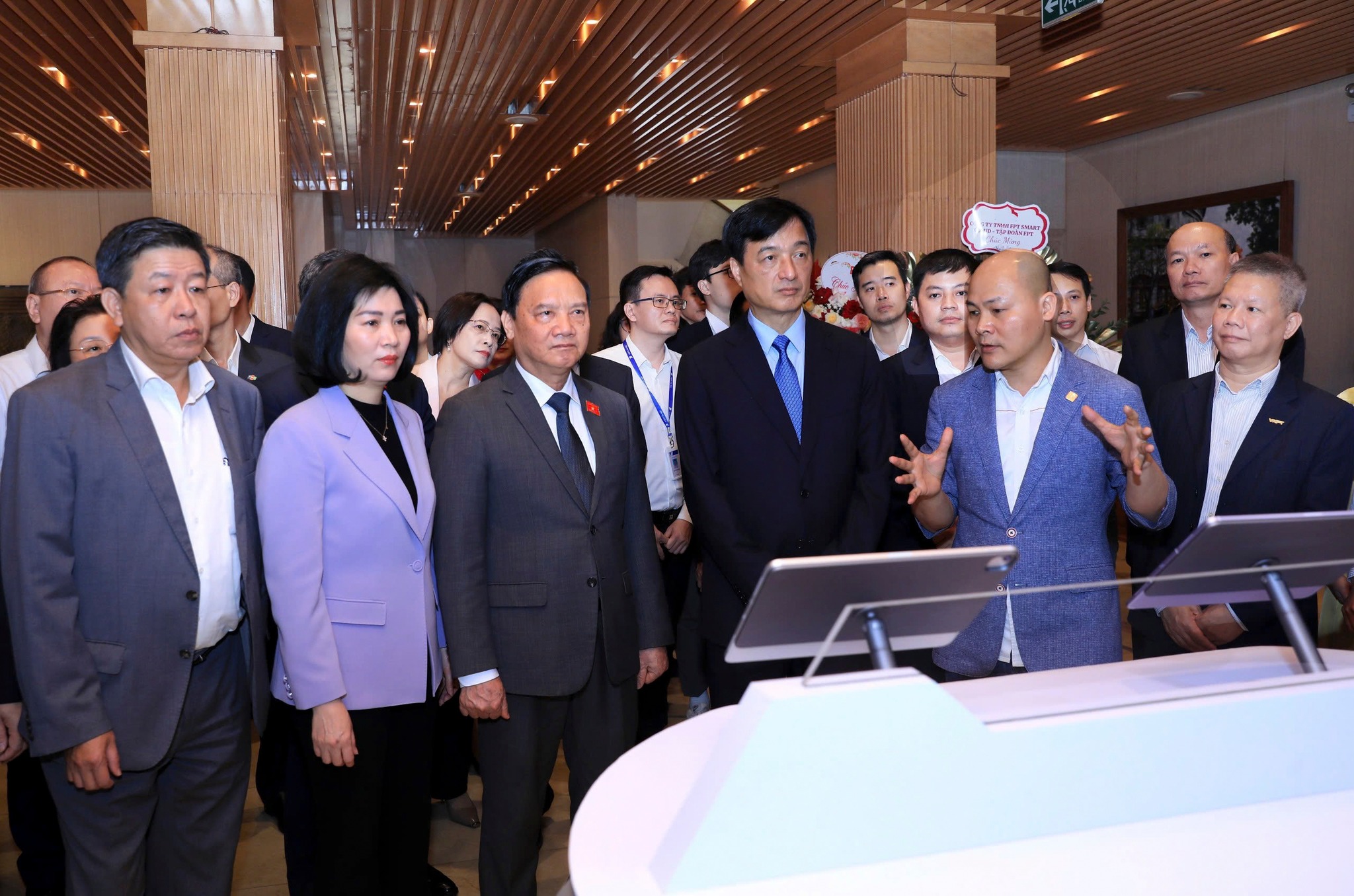 VNPT Hà Nội ký kết thỏa thuận và nhận bằng khen tại Lễ khai trương Nền tảng điều hành tập trung của Đoàn ĐBQH và HĐND.