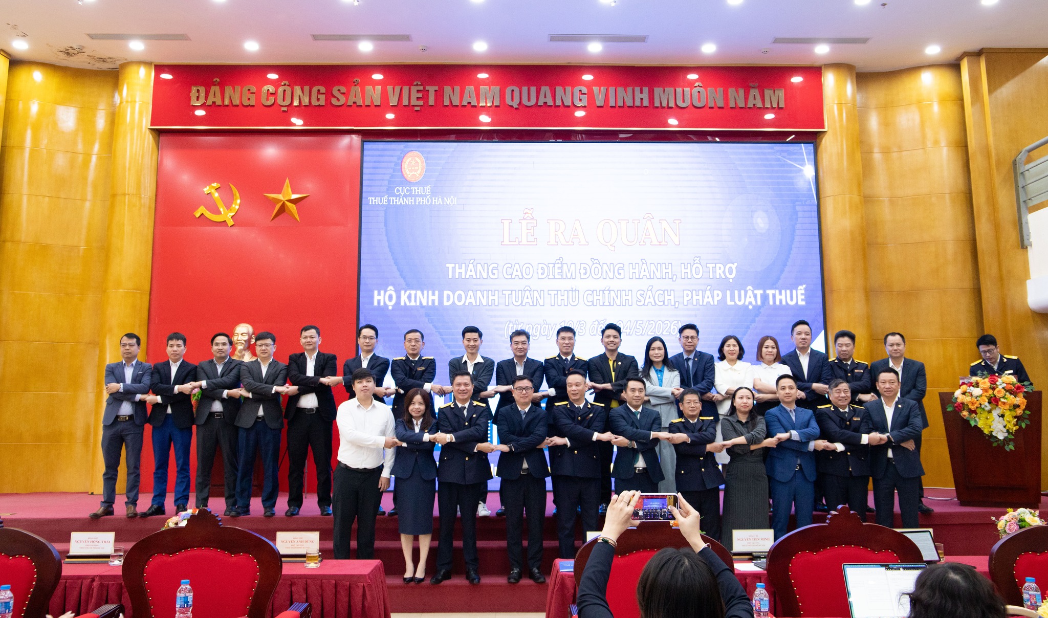 Ông Nguyễn Văn Bắc - PGĐ VNPT Hà Nội chụp ảnh lưu niệm cùng Lãnh đạo Thuế TP và các đơn vị