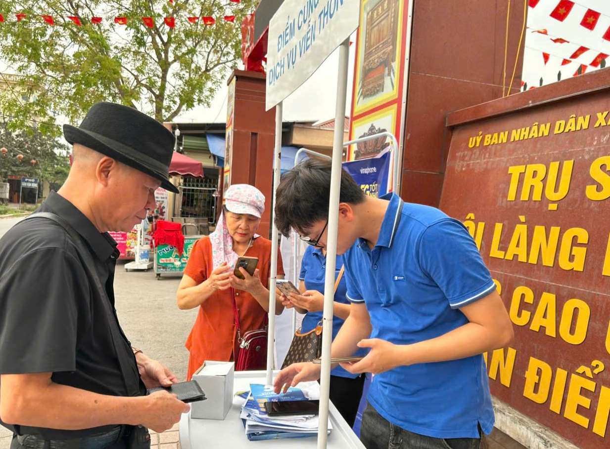 VNPT Hà Nội: Tận tâm hỗ trợ người dân xác thực thông tin thuê bao qua VneID/CCCD gắn chip tại cơ sở