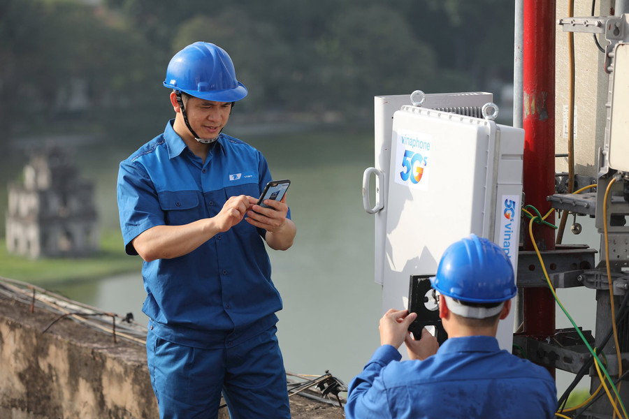Di chuyển cáp viễn thông phục vụ công tác xây dựng cống bao cho sông Lừ.